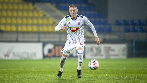 Palko Dardai of MOL Fehervar FC competes for the ball with